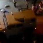 Un hombre muerto en la calle tras recibir disparo desde el vehículo militar Humvee, de las Fuerzas Armadas egipcias